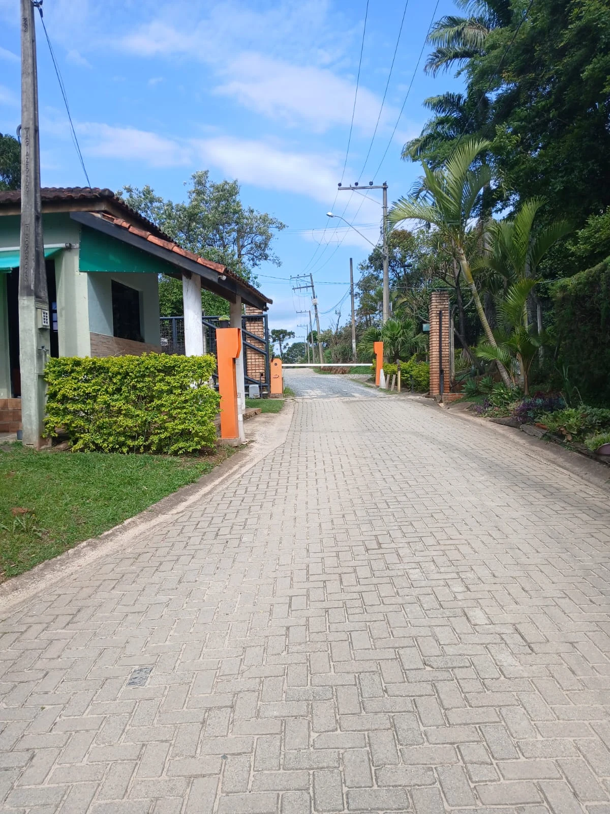 Entrada arborizada e portaria do Portal das Laranjeiras
